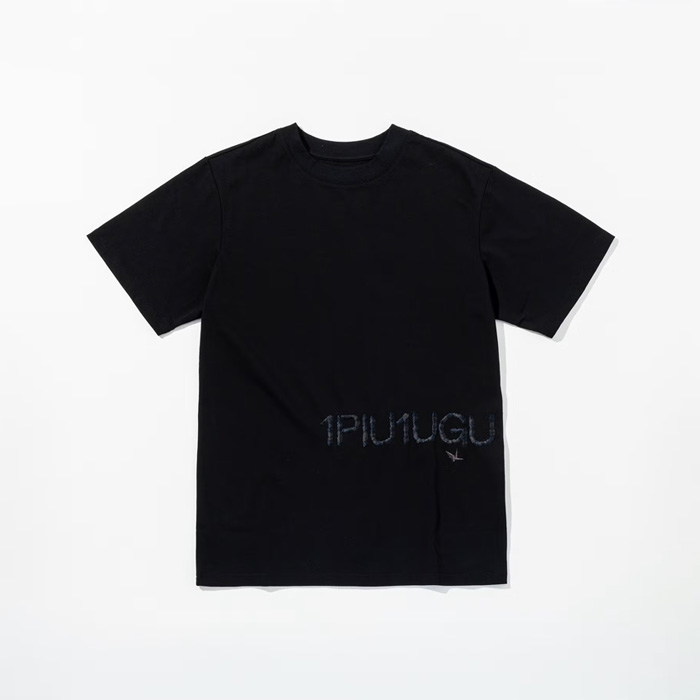 1PIU1UGUALE3 RELAX(ウノピゥウノウグァーレトレ リラックス) ハンドライクエンボスロゴ半袖Tシャツ UST-26083 ブラック