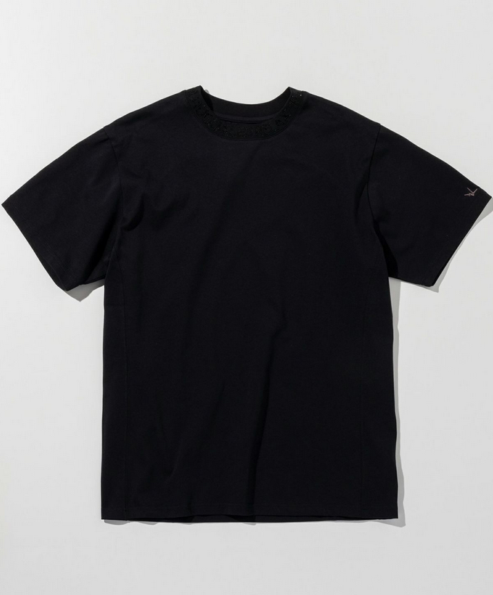 1PIU1UGUALE3 RELAX(ウノピゥウノウグァーレトレ リラックス)ラインストーンネックロゴ半袖Tシャツ UST-25148 ブラック
